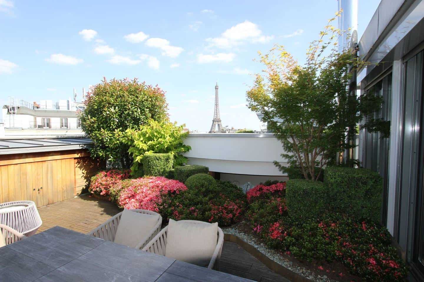 Wow! This Airbnb Paris listing near Eiffel Tower is dreamy. You have to see the pictures!