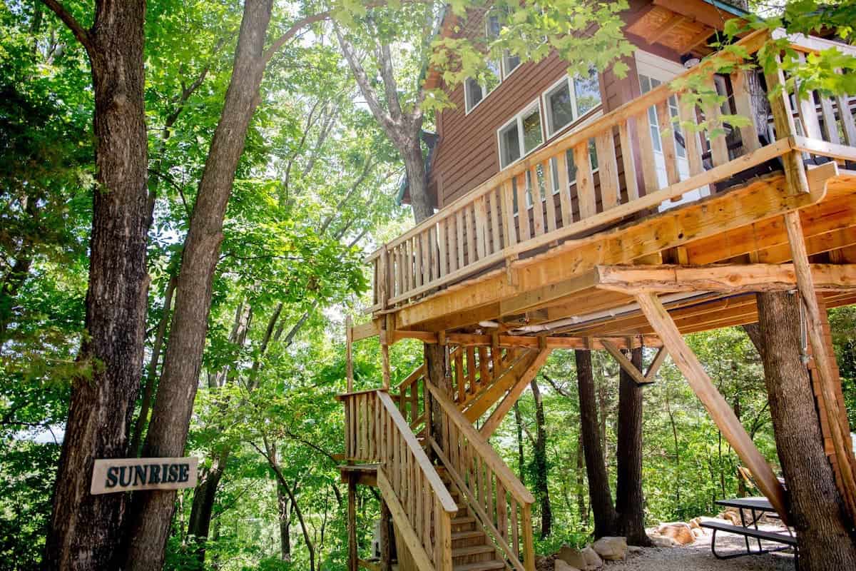Image of treehouse rental in Missouri