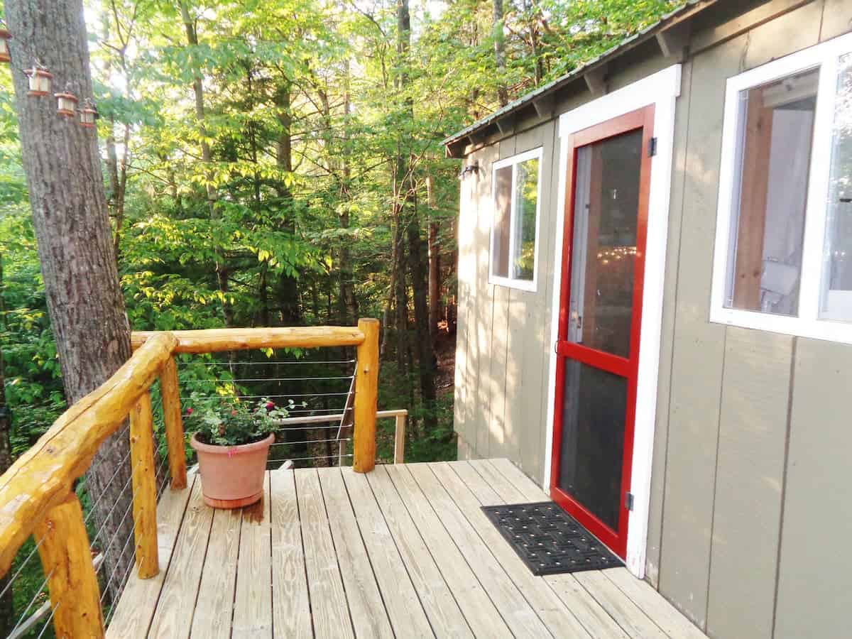 Image of treehouse rental in New England