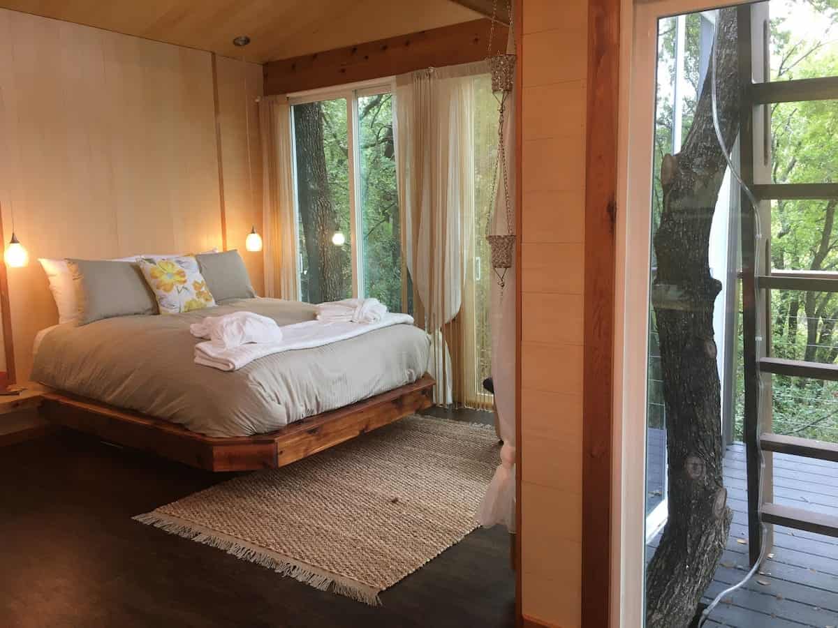 Image of treehouse rental in Texas