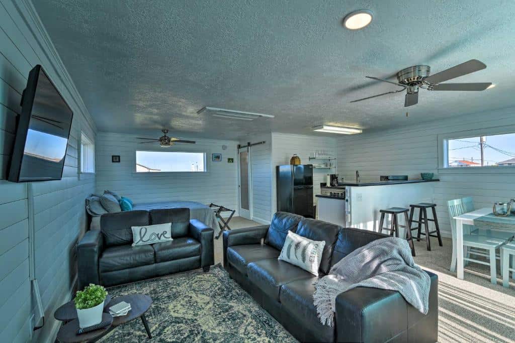 Inviting Studio - Walk Less Than 1 Mile to Surfside Beach! image