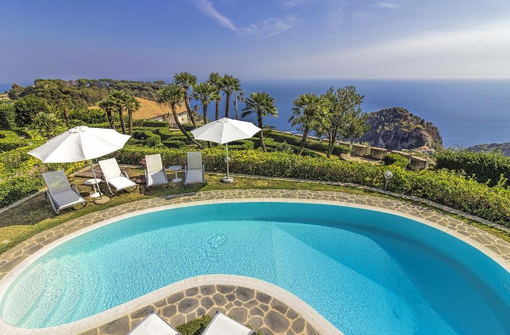 Scala Villa Sleeps 10 Pool Air Con WiFi image