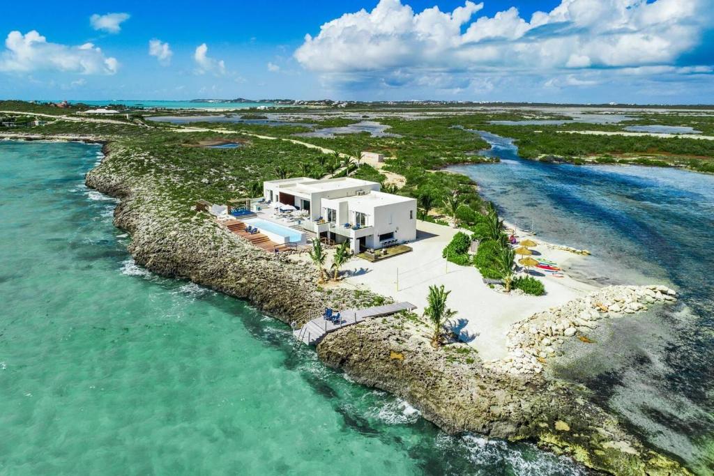 Luxury Oceanfront Villa Delivers Mind Blowing Views, Direct Access To The Ocean image