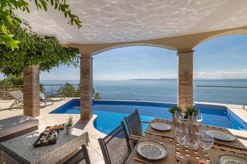 Goldhome - Villa con piscina privada, pista de tenis y vistas espectaculares al mar image