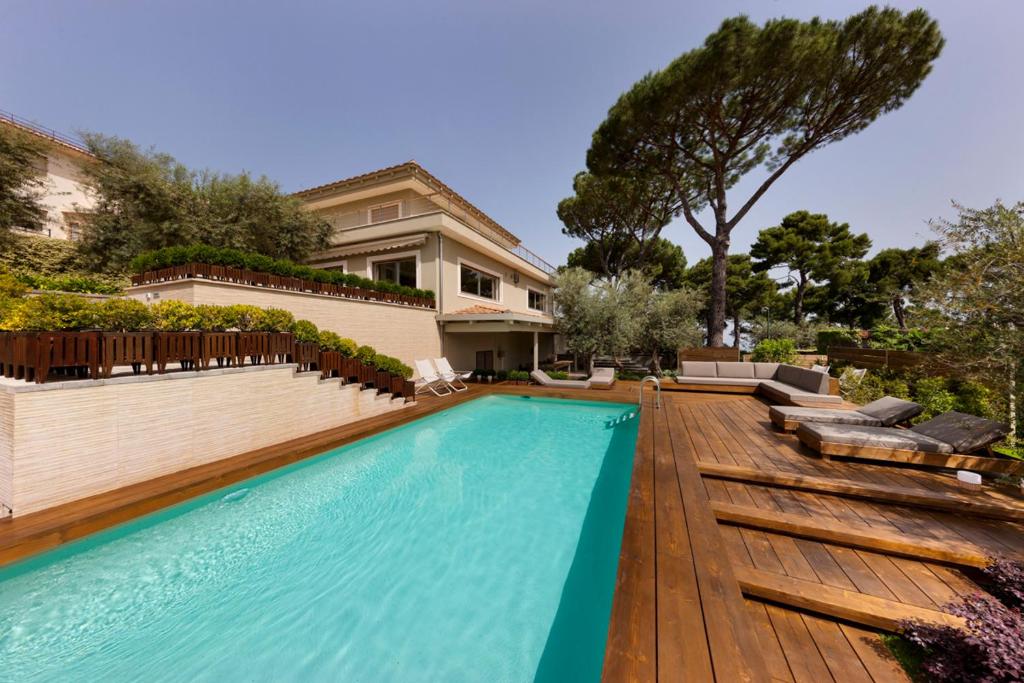 Sorrento Villa Sleeps 16 with Pool Air Con and WiFi image