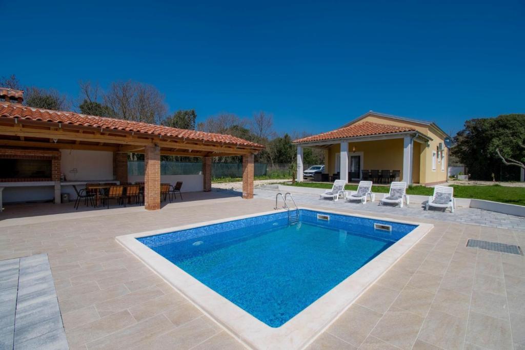 Villa for 6 persons with private pool, parking and garden in Rovinj image