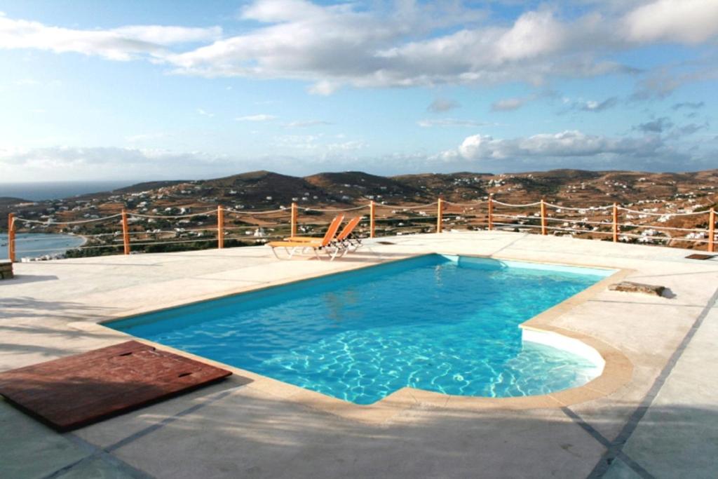 Villa with 3 bedrooms in Paros with wonderful sea view shared pool and WiFi 1 km from the beach image