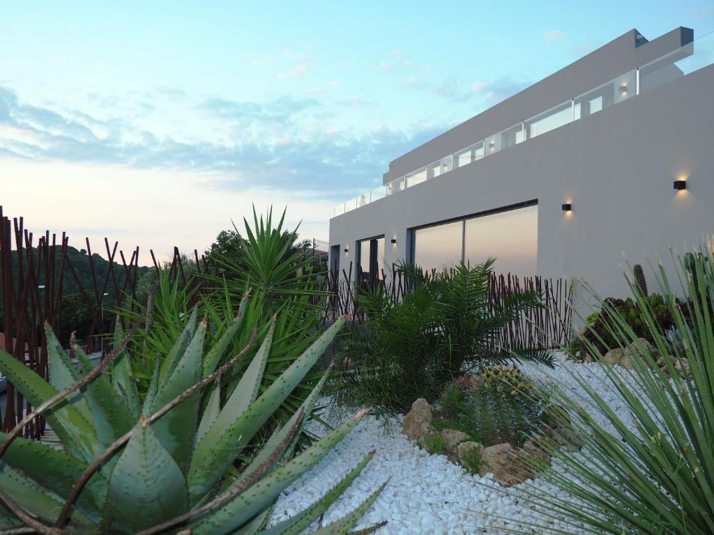 Casa Lou, architect villa with heated pool at Begur, 470m2 image