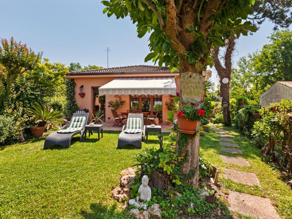 Scenic Villa in Lido di Venezia with Garden image