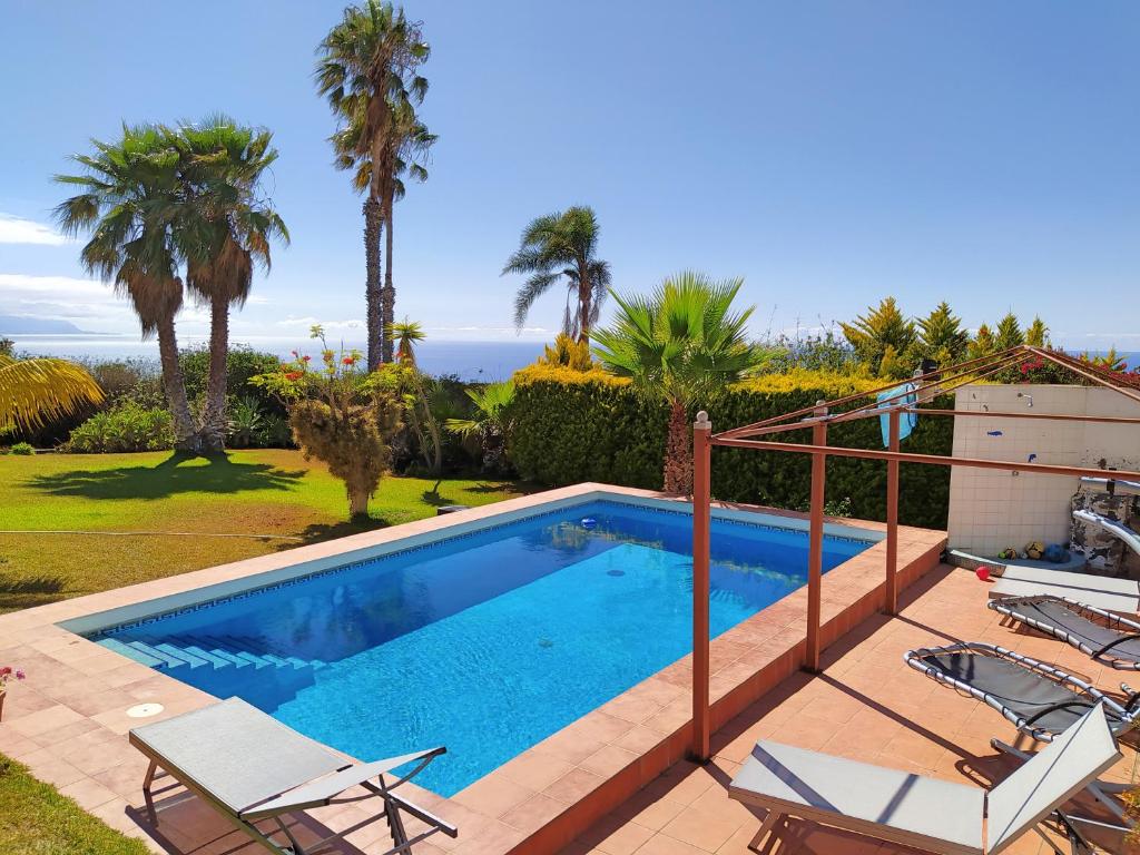 Villa Carioca - with private pool, marvelous garden and amazing ocean view image