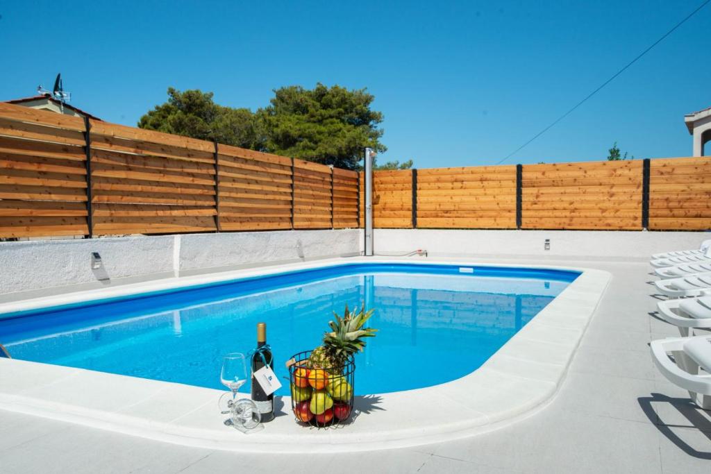 Crowonder Villa Marieta with Swimming Pool image