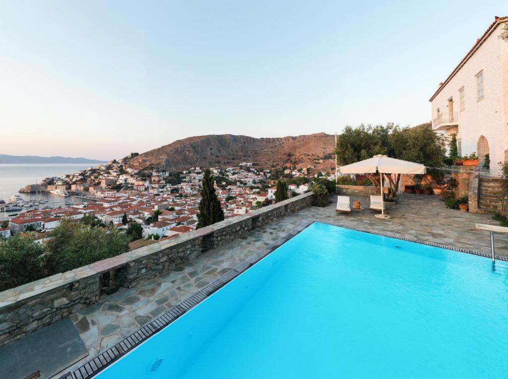 Classy Villa with Wonderful View and Swimming Pool image