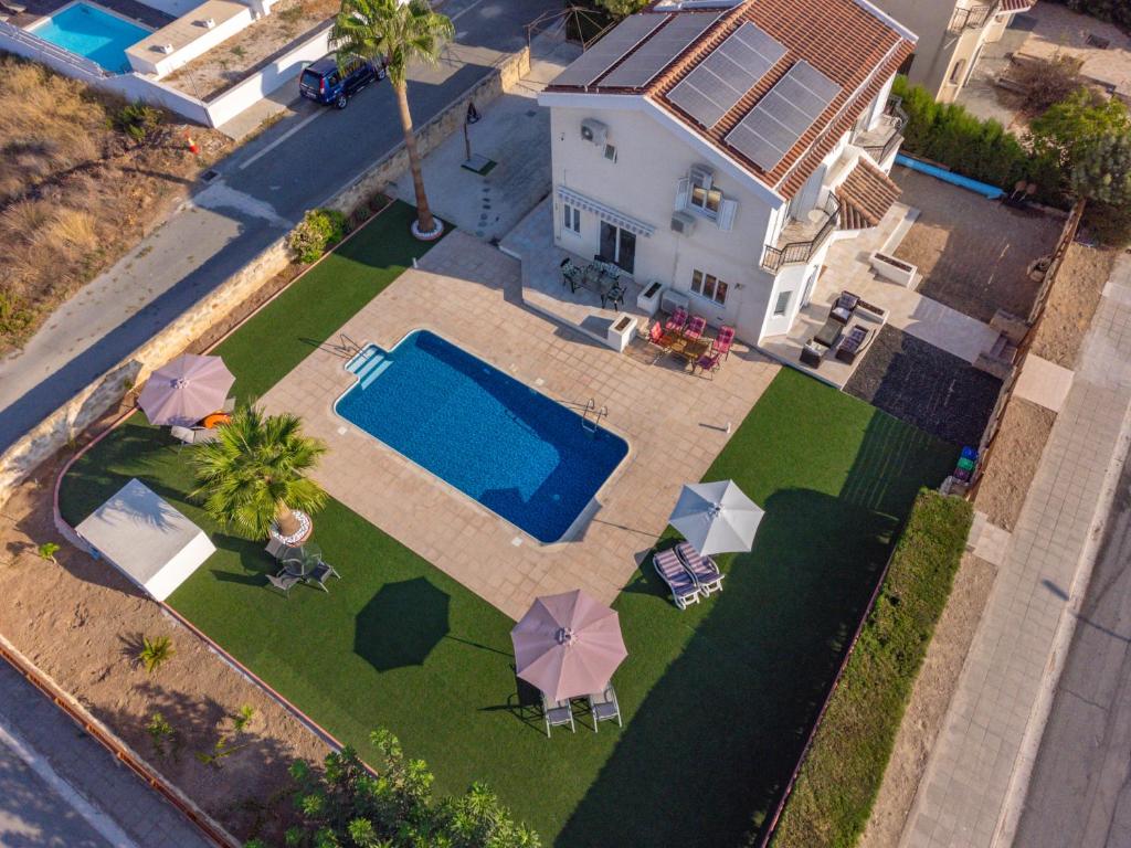 Stunning Family Villa Walking Distance From The Beach! image