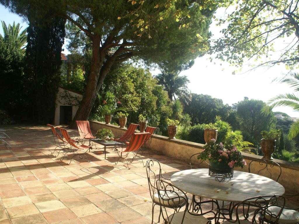 Elegant 18th century villa in Cannes with private Pool and seaview image