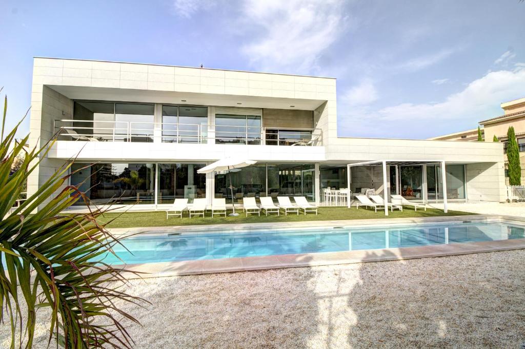Beach & Golf Luxury Villa Alicante image