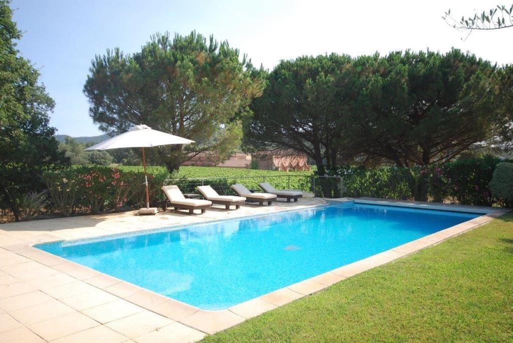 Magnifique villa avec piscine au milieu des vignes avec piscine image