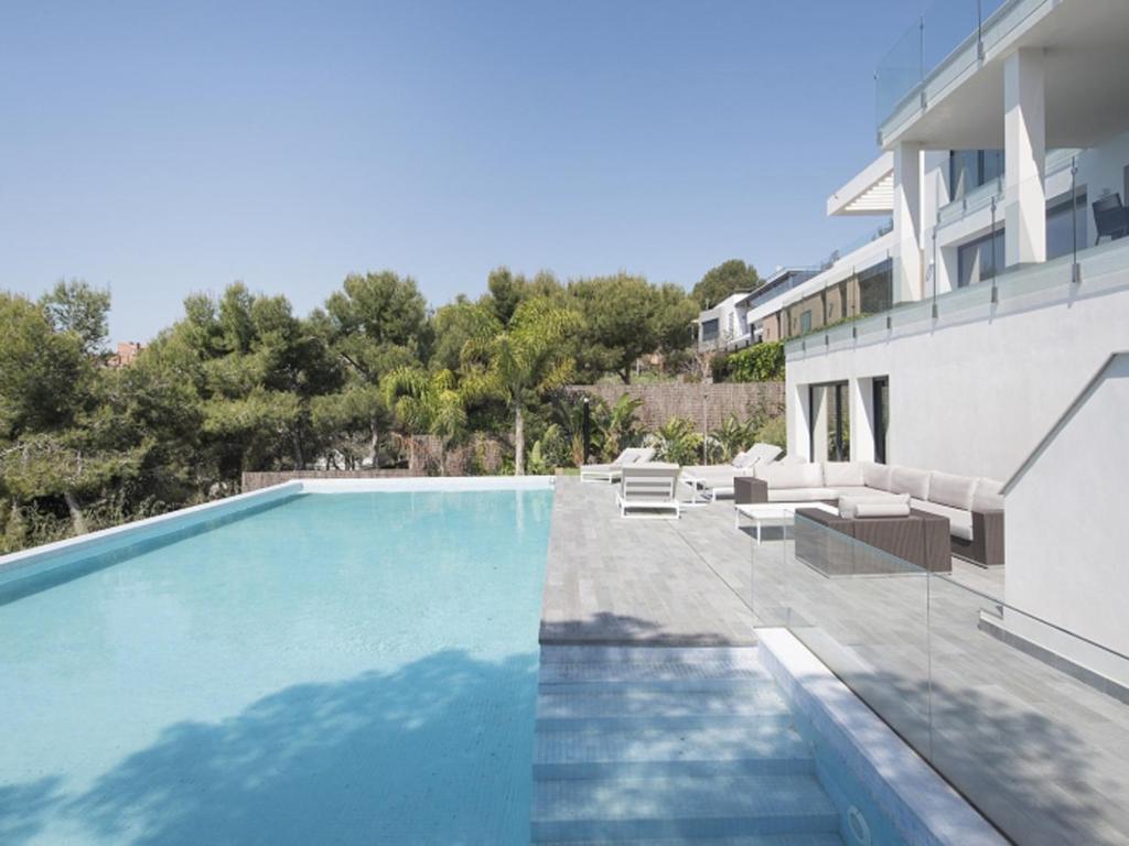 Luxurious Panoramic Spa Villa image