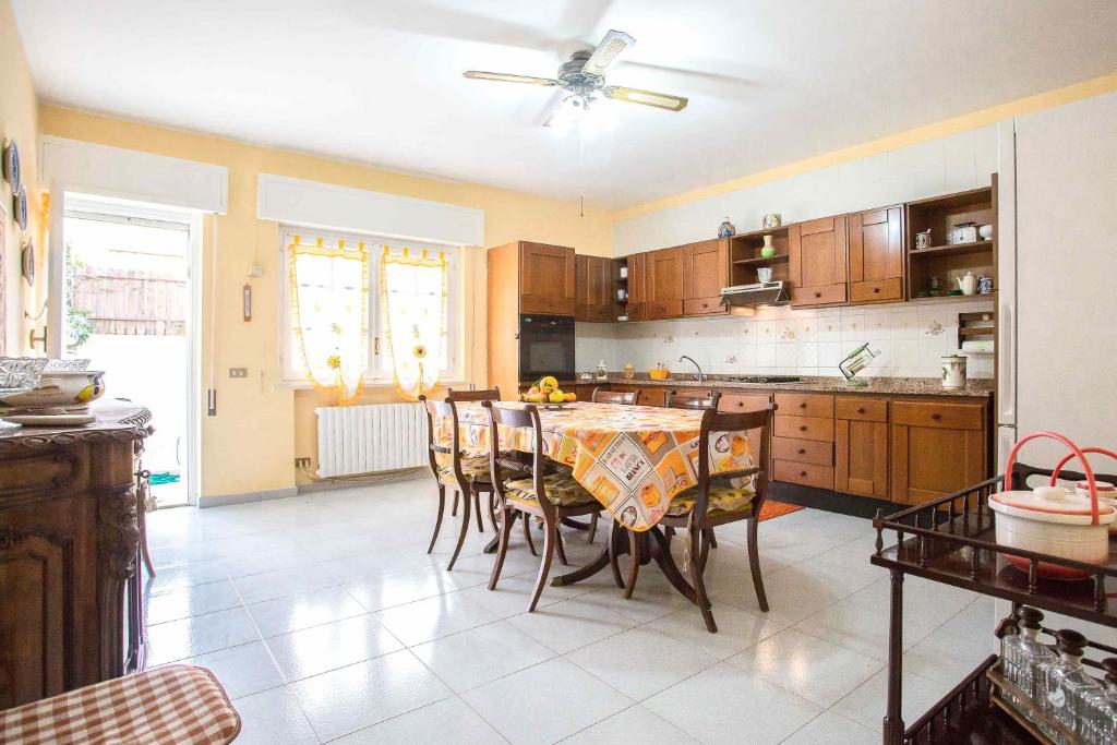 Independent Villa Located a few Minutes Walk From the Beach in Quiet Area image