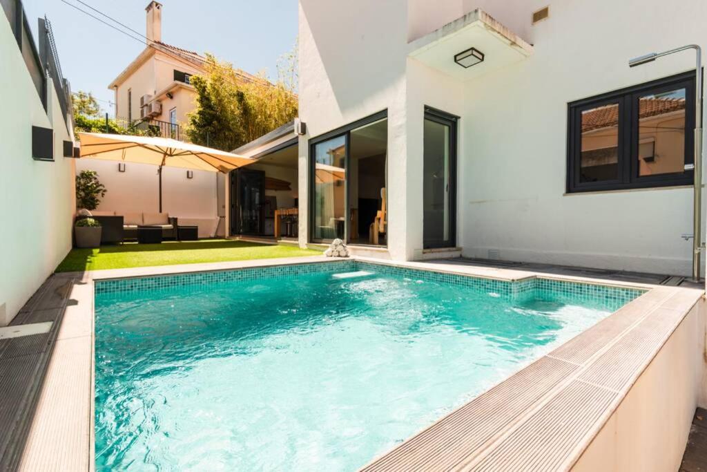 Luxury Villa with a pool in Lisbon image