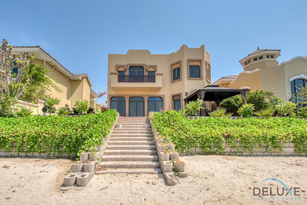 Scenic 6BR Villa in Frond L Palm Jumeirah image