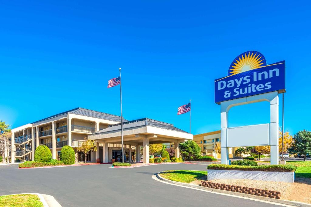 Days Inn & Suites by Wyndham Albuquerque North image