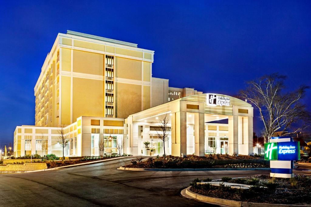 Holiday Inn Express Charleston Downtown - Medical Area, an IHG Hotel image