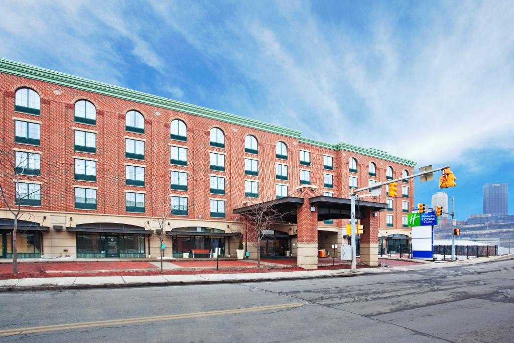 Holiday Inn Express Hotel & Suites Pittsburgh-South Side, an IHG Hotel image