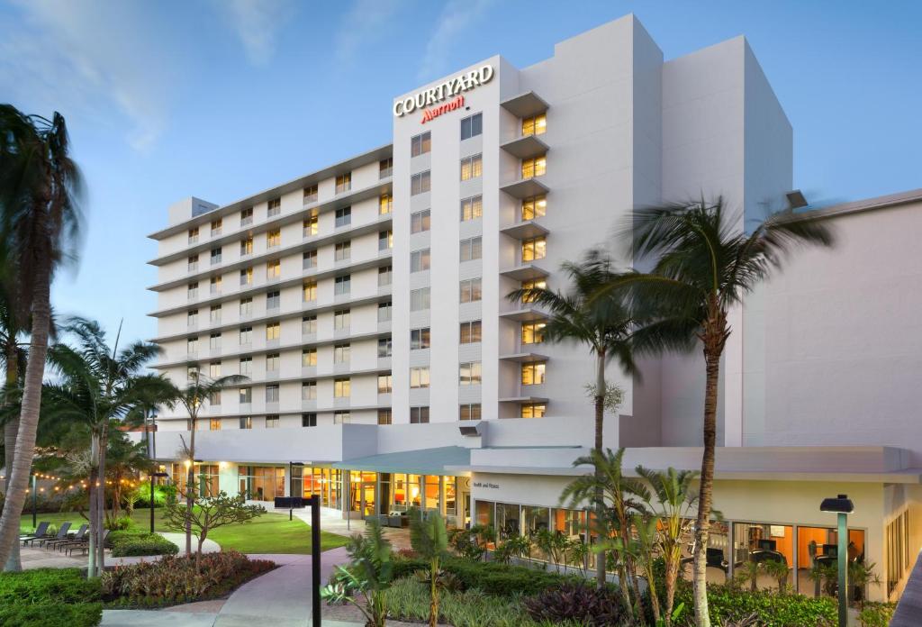 Courtyard by Marriott Miami Airport image
