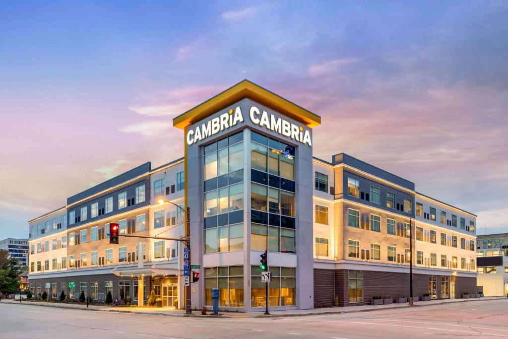 Cambria Hotel Milwaukee Downtown image