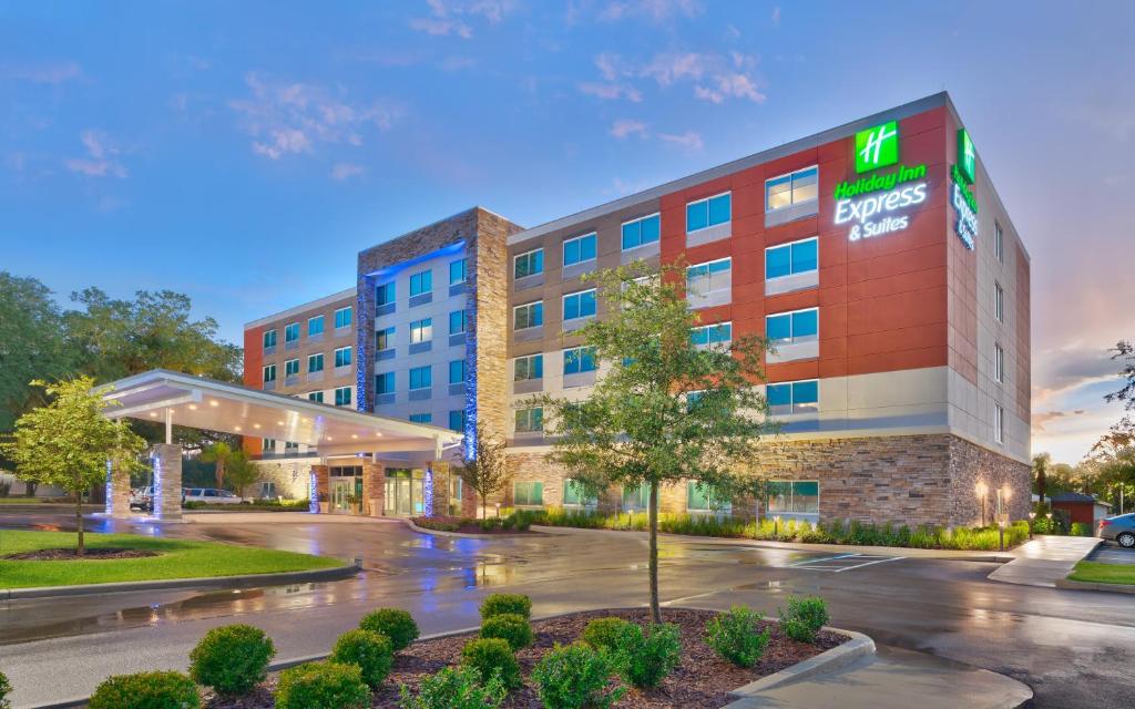 Holiday Inn Express & Suites - Gainesville I-75, an IHG Hotel image