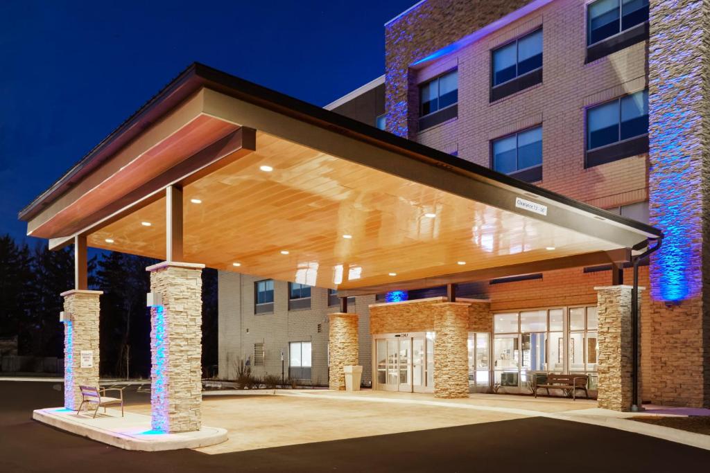 Holiday Inn Express & Suites Chicago North Shore - Niles, an IHG Hotel image