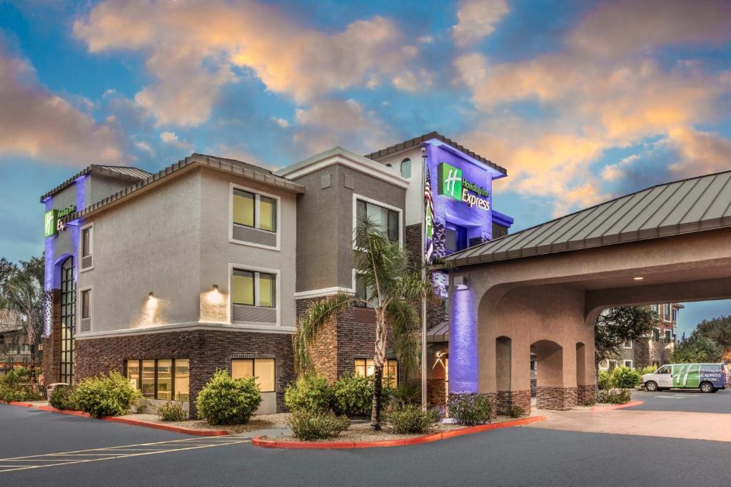 Holiday Inn Express and Suites Phoenix Tempe - University, an IHG Hotel image