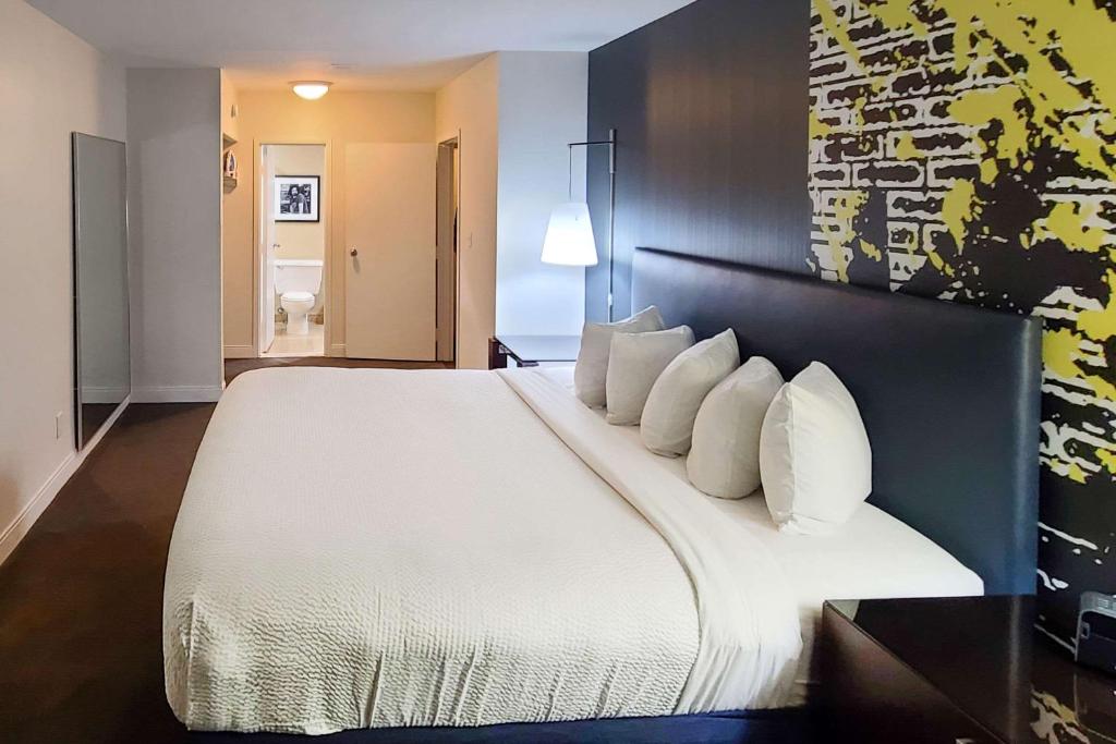 Comfort Inn & Suites Baltimore Inner Harbor image