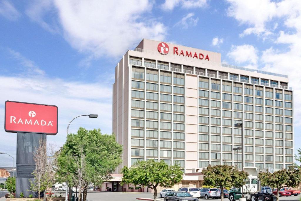 Ramada by Wyndham Reno Hotel & Casino image