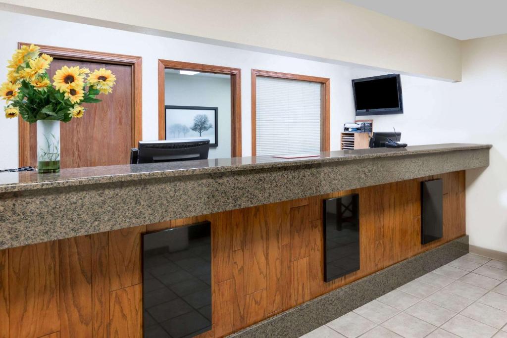Days Inn & Suites by Wyndham Des Moines Airport image
