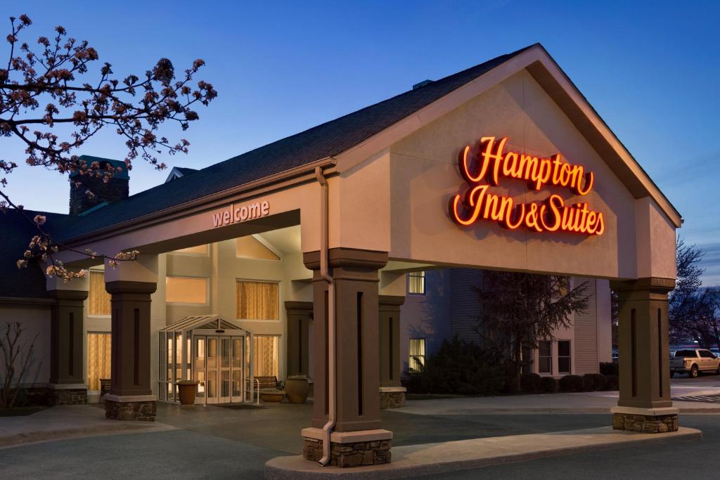 Hampton Inn and Suites Springdale image