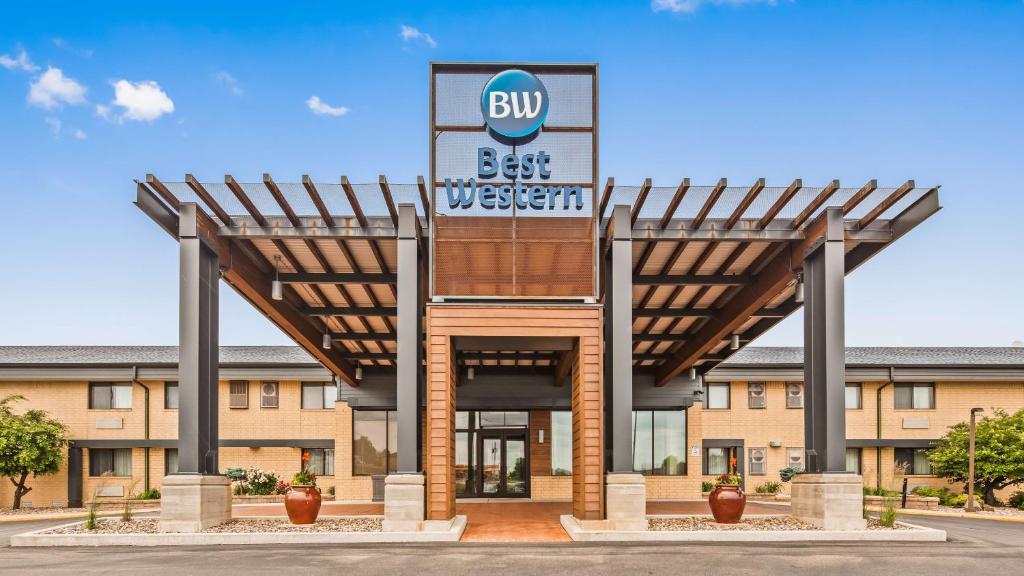 Best Western West Towne Suites image