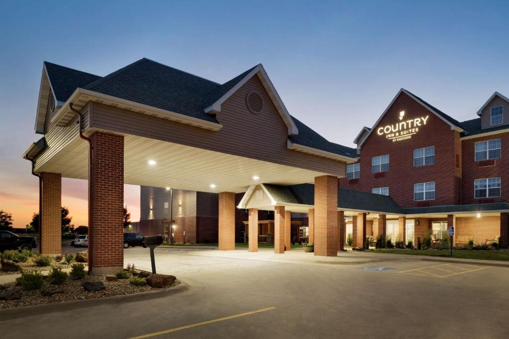 Country Inn & Suites by Radisson, Coralville, IA image