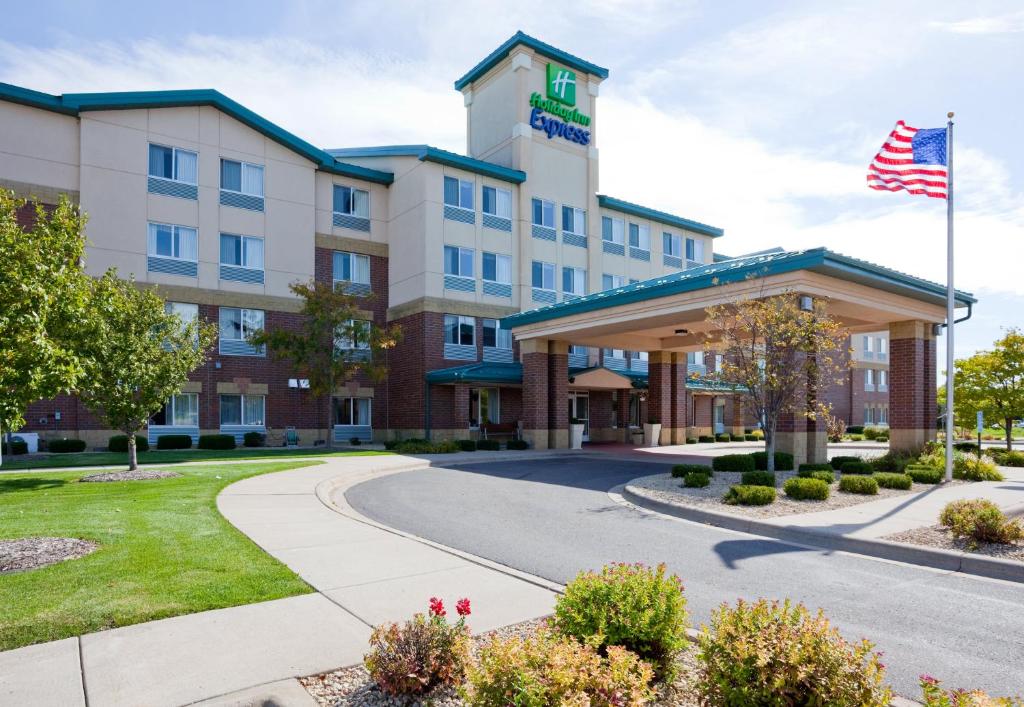 Holiday Inn Express Hotel & Suites-St. Paul, an IHG Hotel image