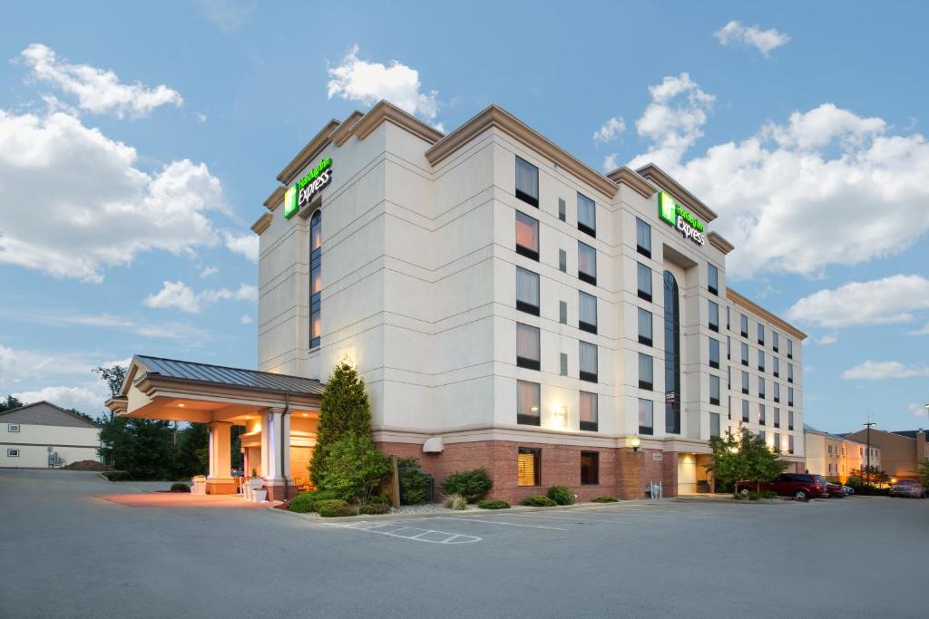 Holiday Inn Express Hotel & Suites Bloomington, an IHG Hotel image