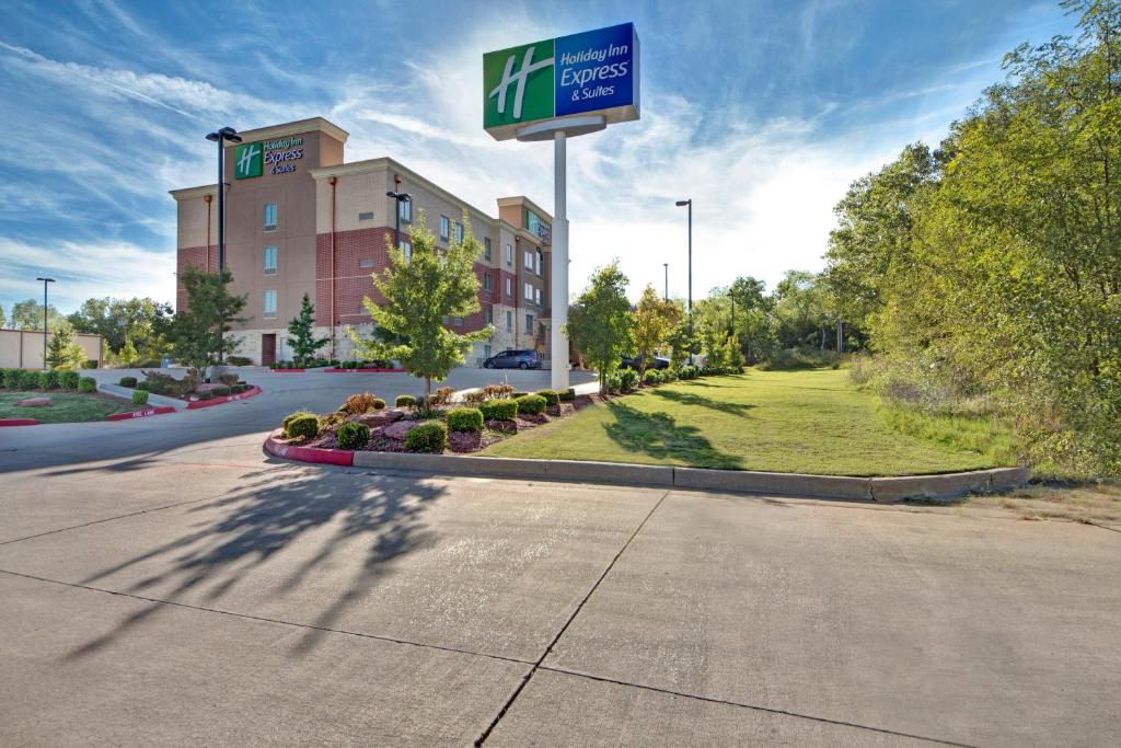 Holiday Inn Express and Suites Oklahoma City North, an IHG Hotel image