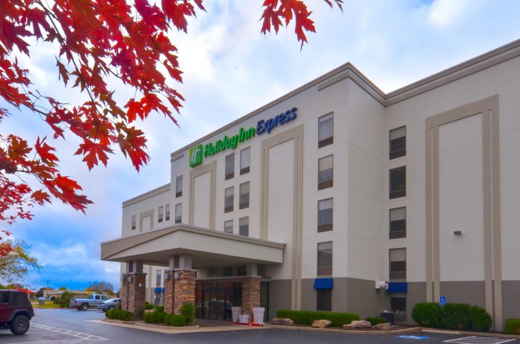 Holiday Inn Express & Suites Fayetteville University of Arkansas Area, an IHG Hotel image