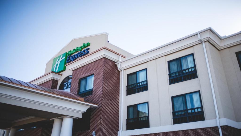 Holiday Inn Express & Suites Morton Peoria Area, an IHG Hotel image