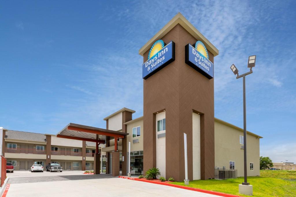 Days Inn & Suites by Wyndham Downtown/University of Houston image