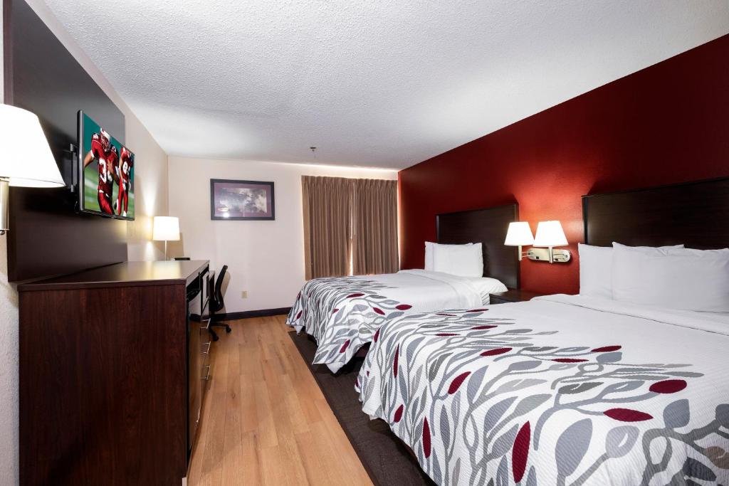 Red Roof Inn Knoxville Central â€“ Papermill Road image