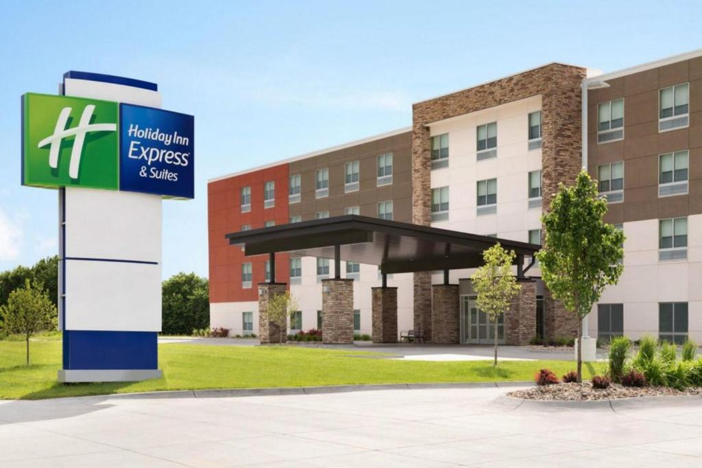 Holiday Inn Express & Suites - Dayton East - Beavercreek image
