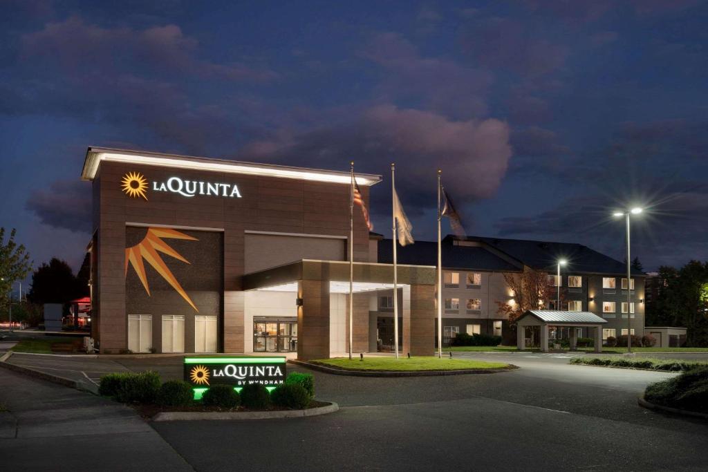 La Quinta Inn & Suites by Wyndham Springfield image