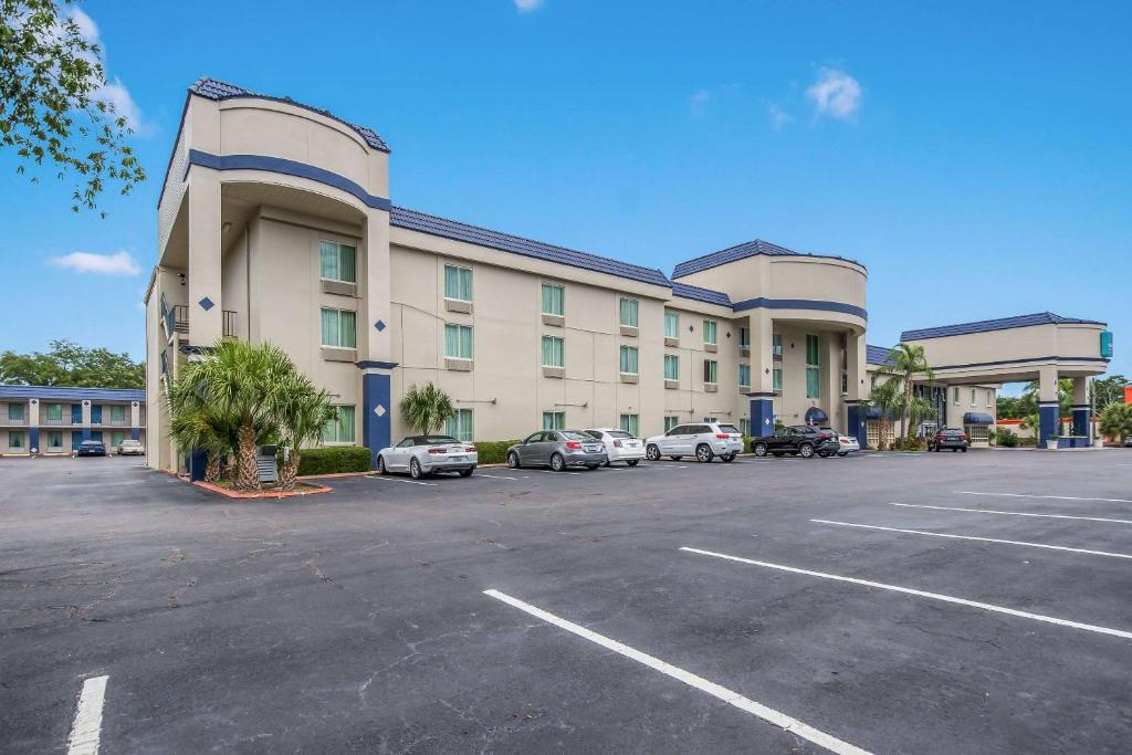 Clarion Inn & Suites Central Clearwater Beach image